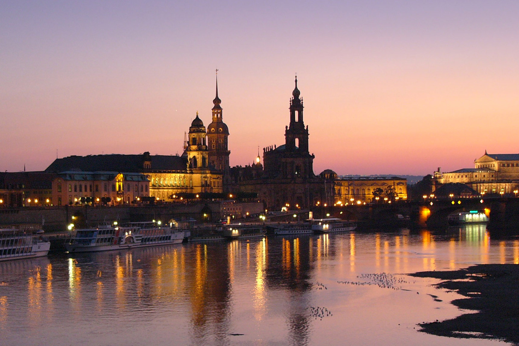 Dresden bei Nacht / Dresden at night; CC BY-SA 3.0, Wikimedia Commons, User: Nikater